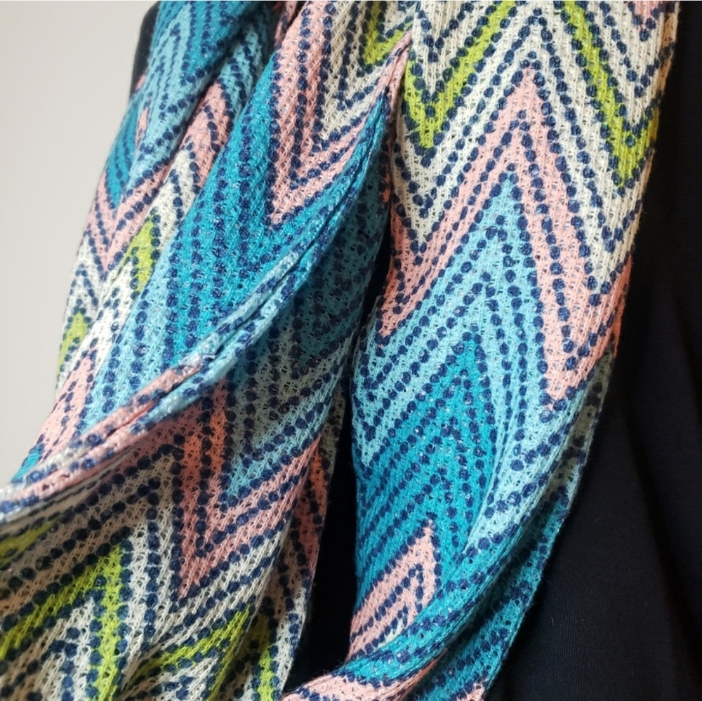 Infinity Scarf Multicolor Chevron Pattern - Picture 5 of 12